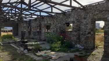 El viejo aserradero del parque Nahuel Huapi tiene una construcción destruida, cerca de la costa del lago. Archivo