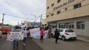 Trabajadores de la Salud privada reclaman por un aumento salarial en las calles de Roca