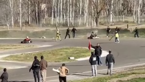 Aceleraron de más y terminaron a las piñas en el Autódromo de Roca