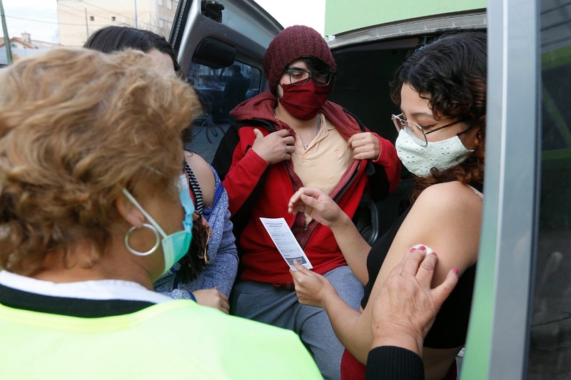 Vuelven los vacunatorios móviles en el centro de Roca. Foto: Juan Thomes
