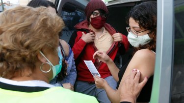 Vuelven los vacunatorios móviles en el centro de Roca. Foto: Juan Thomes