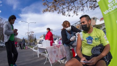 El sábado pasado personal del vacunatorio del hospital Zatti de Viedma inocularon a personas en la costanera. Foto: Pablo Leguizamon