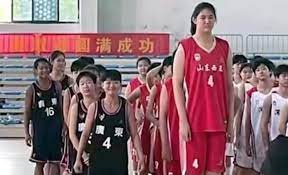 Zhang Ziyu, de 14 años y 2,26 metros es la nueva figura del básquet chino