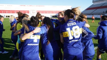 Festejo de Mayorga y sus compañeras tras eliminar a River por penales. Foto: Prensa Boca. 