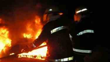 Bomberos trabajaron para extinguir los focos de incendio. (Foto: archivo)