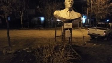 Tras que la camioneta que lo trasladaba, el busto había quedado instalado a la vera de la ruta 40. (Gentileza)