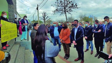 La gobernadora Carreras escuchó nuevos planteos del personal hospitalario. Foto: gentileza.