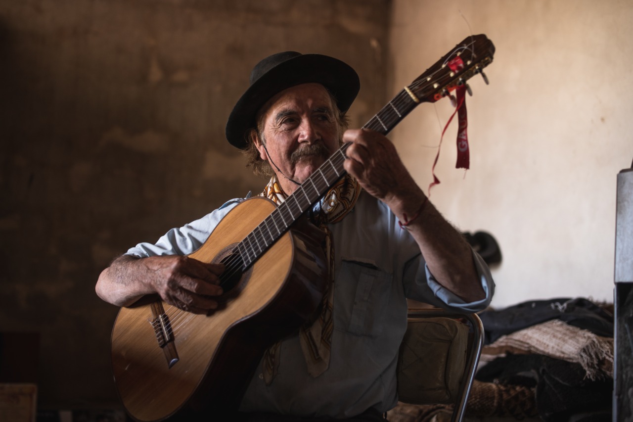 Saúl Huenchul, legendario payador, en su casa en el campo al sur de La Pampa. Foto: Gonzalo Maldonado.