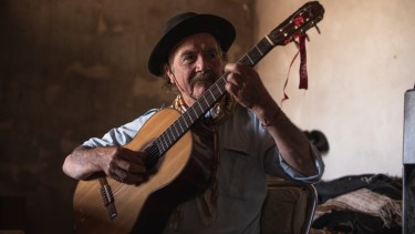 Saúl Huenchul, legendario payador, en su casa en el campo al sur de La Pampa. Foto: Gonzalo Maldonado.