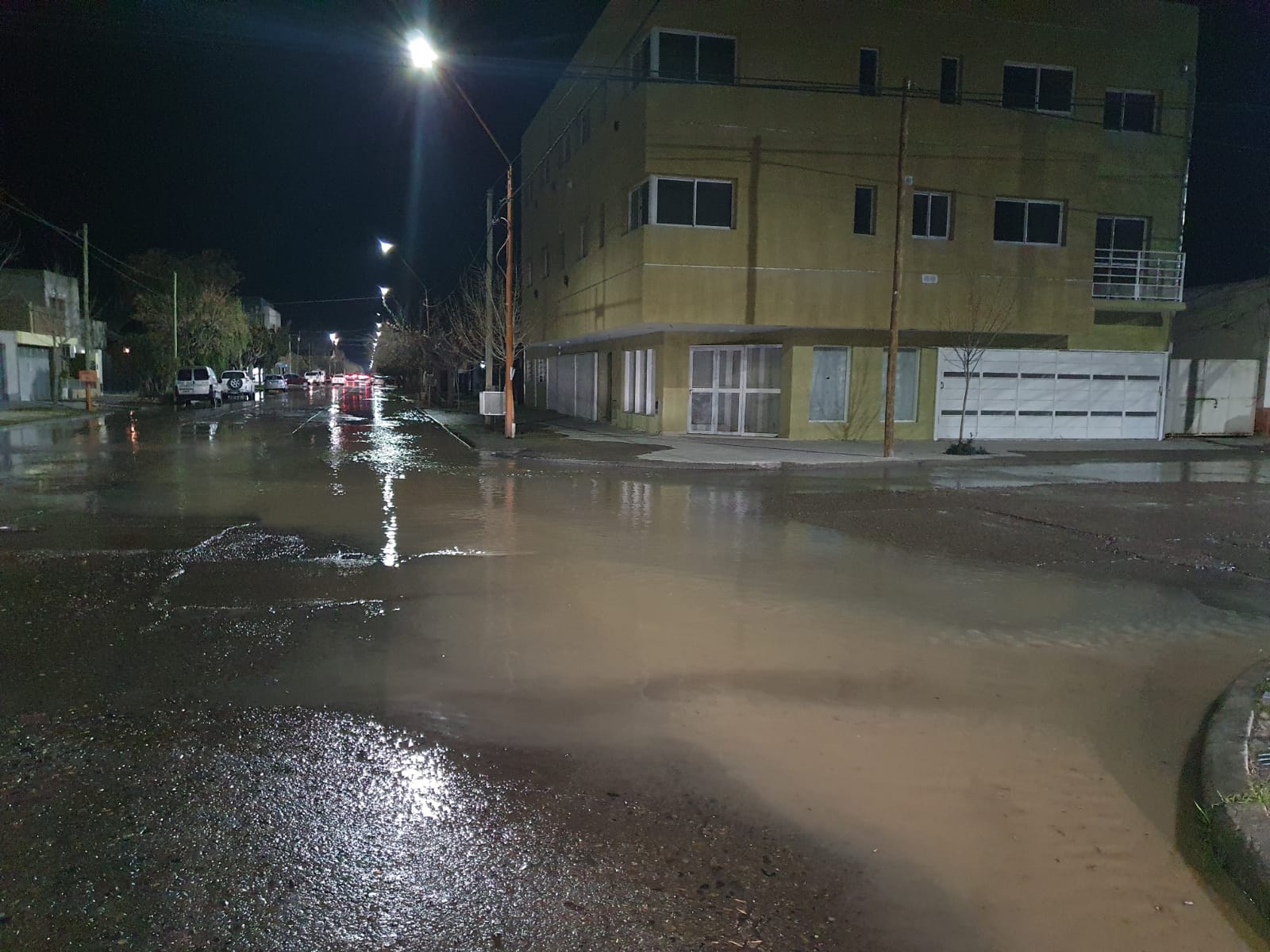 En algunos sectores el agua cubrió toda la calle. Varios vecinos realizaron reclamos por la intensa perdida en la zona de Tres Arroyos y Belgrano. (foto: Hugo Alonso)