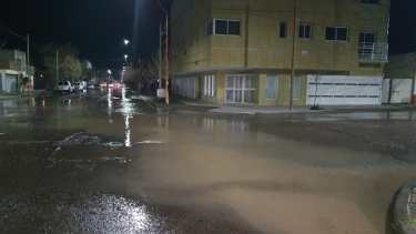 En algunos sectores el agua cubrió toda la calle. Varios vecinos realizaron reclamos por la intensa perdida en la zona de Tres Arroyos y Belgrano. (foto: Hugo Alonso)