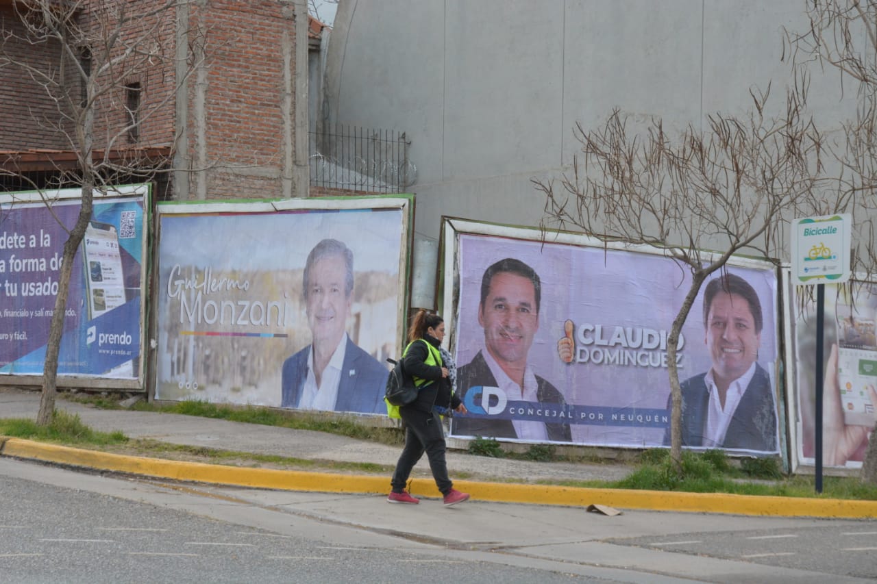 Los carteles de los candidatos fueron pegados antes de los establecido por el cronograma electoral. Foto: Yamil Regules