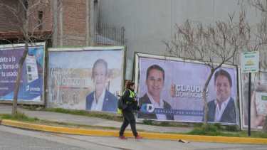 Los carteles de los candidatos fueron pegados antes de los establecido por el cronograma electoral. Foto: Yamil Regules
