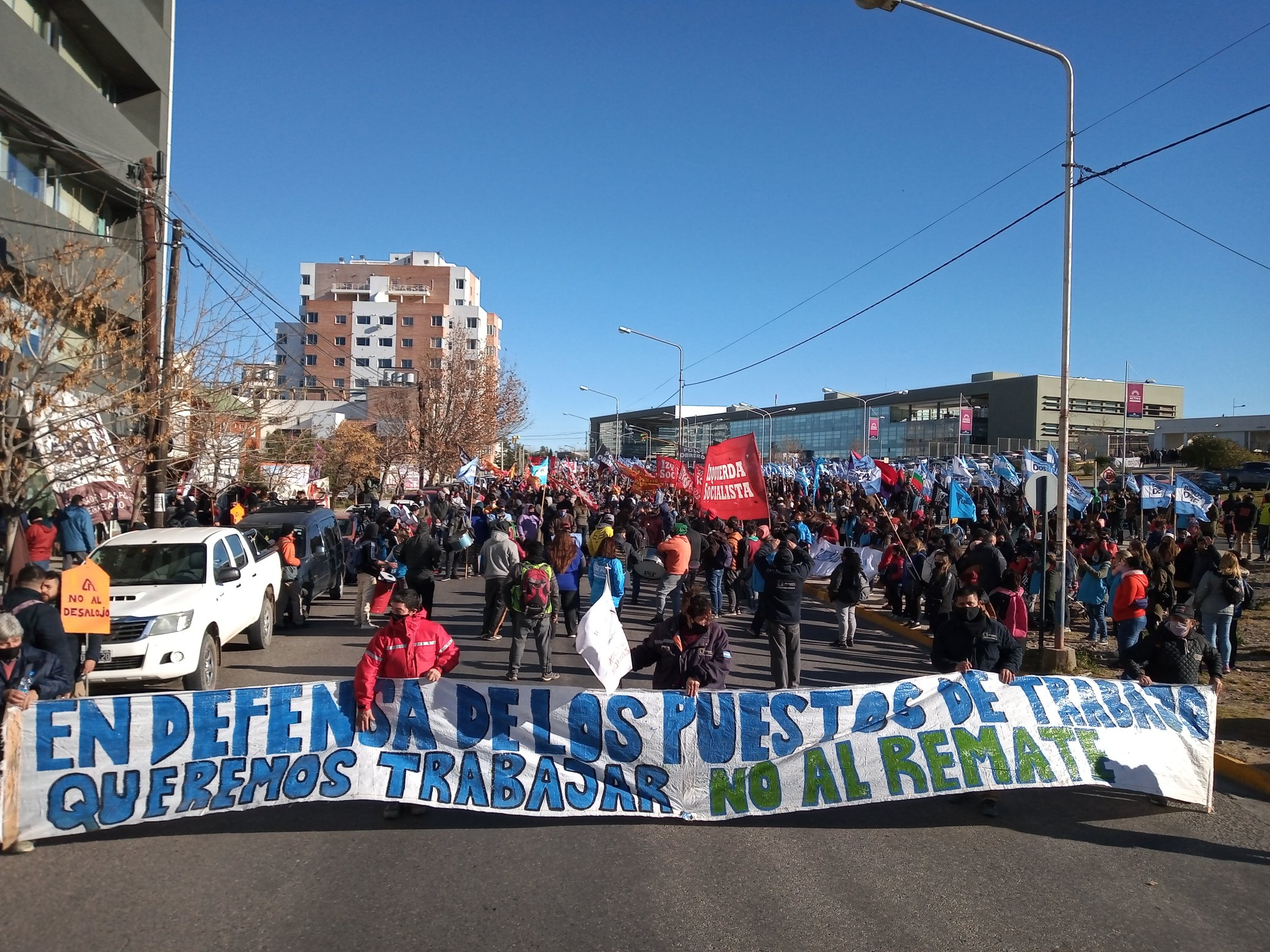 Marcharon contra el remate de Cerámica Neuquén, que está funcionando. (Gentileza)