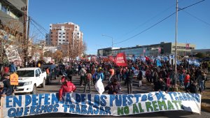 Cerámica Neuquén marchó ante la amenaza de desalojo de la fábrica