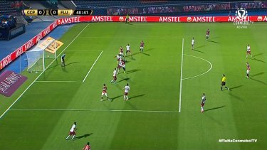 La imagen habla por sí sola. Los integrantes del VAR recortaron mal la imagen y se olvidaron de un jugador que habilitaba por un metro a Boselli. 