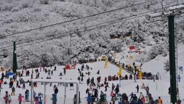 Inspectores del Ente Autárquico Municipal del cerro Catedral comprobaron un escaso nivel de cumplimiento de los protocolos sanitarios. Foto: archivo