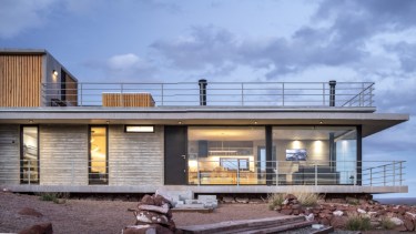 Enfocados en el lateral de una de las viviendas (sup); en la otra foto (inf) se ve la casa gemela a escasa distancia.