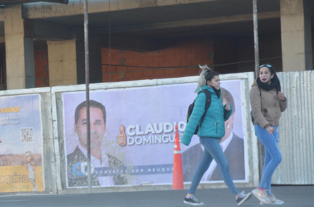 El primer candidato a concejal del MPN empapeló las calles con sus afiches. (Yamil Regules)