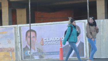 El primer candidato a concejal del MPN empapeló las calles con sus afiches. (Yamil Regules)