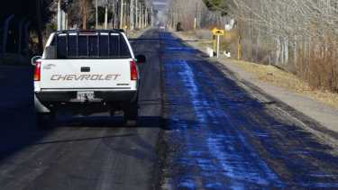 Esta semana se comenzó a trabajar en la repavimentación de la calle N° 1 de Chichinales. (Foto Néstor Salas)