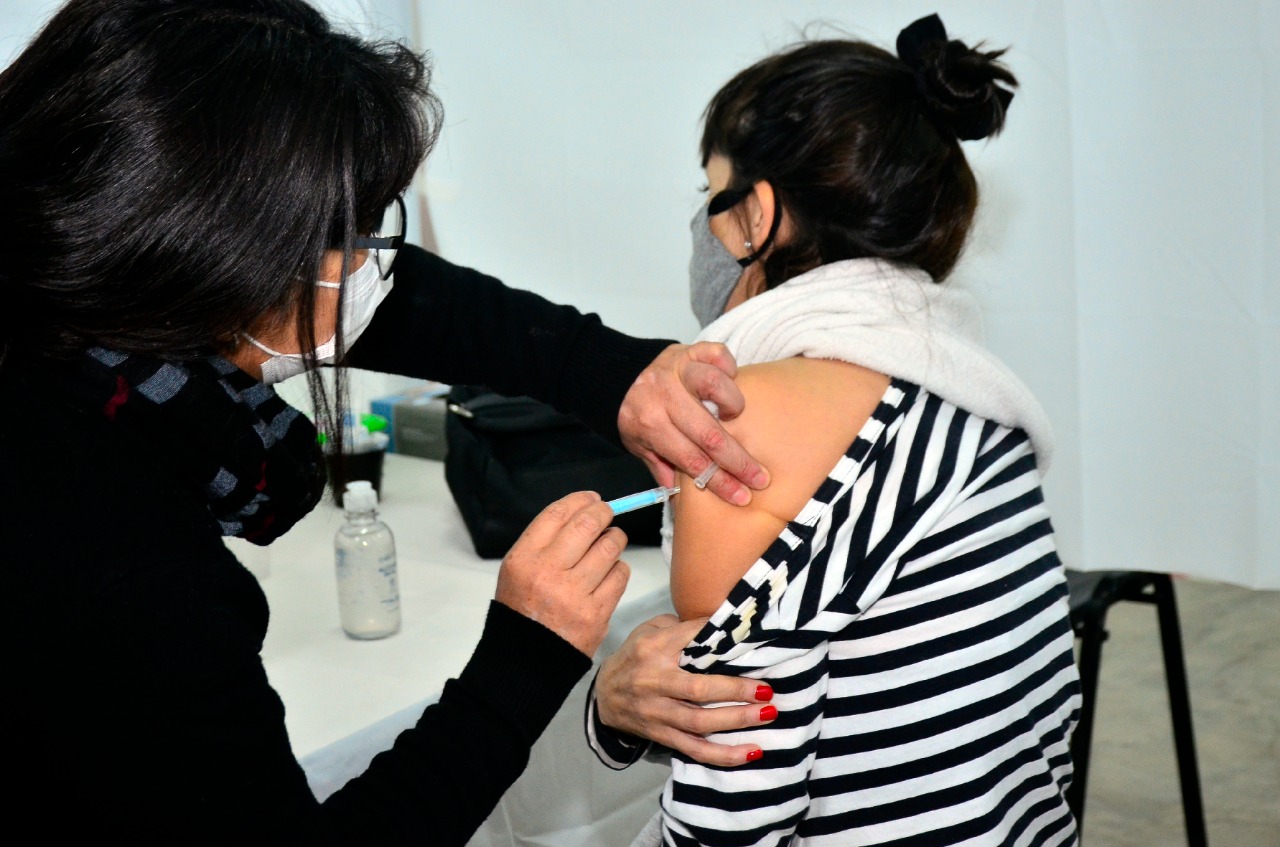 En Regina se empezará a completar la campaña de inmunización contra el covid a mayores de 40 años. (Foto Néstor Salas)