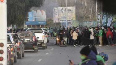 ATE cortó los puentes Neuquén-Cipolleti, pero también en Viedma y El Bolsón. (Florencia Salto)