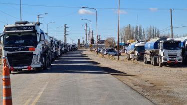 Las mujeres se apostaron frente a la torre de acceso a la ciudad (Foto Andrea Vázquez)