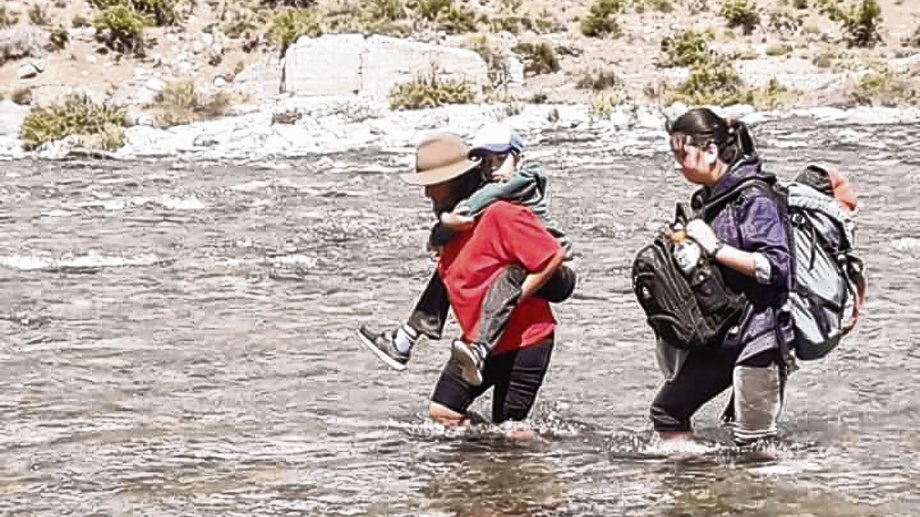 Las familias quieren dejar de cruzar el río a pie y padecer el frío. 