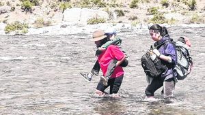 Pobladores de Cuyín Manzano reclaman hace más de 30 años la construcción de una pasarela para el río