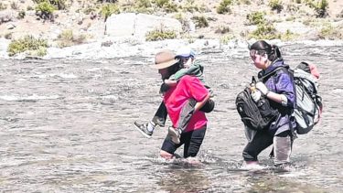 La pasarela que tenían se la llevó un temporal en los 90 y desde entonces tienen que cruzar el río a pie o a caballo. Foto: (Archivo) 