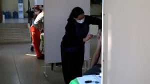 Convocan a tres jornadas de vacunación para personas entre 30 y 40 años en Roca