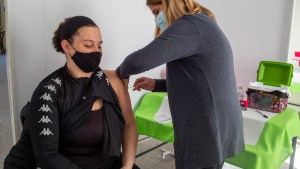 Vacunan a jóvenes de 35 a 39 años en Roca, el grupo más afectado por contagios