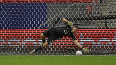 Emiliano Martínez la rompió toda en los penales para Argentina ante Colombia en la semifinal. 
