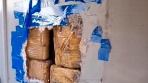 Compró un colectivo para convertirlo en vivienda y encontró oculto un millonario cargamento de droga en Allen