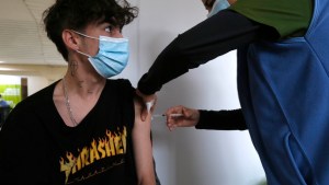 Los jóvenes de 18 a 29 años llenaron los boxes de vacunación de Roca