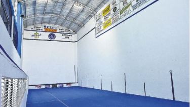 La cancha presentaba anomalías en el paredes y piso. Hoy el trinquete está listo para la competencia y el uso interno.
