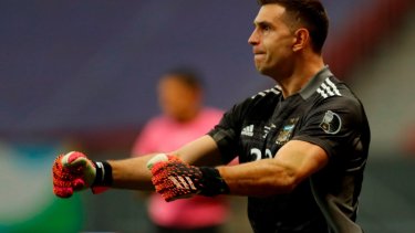 Emiliano Martínez se mostró muy seguro para hablarle a los rivales y atajar tres penales en la definición. 