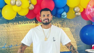 Edwin Cardona fue filmado en una fiesta en los días que pasó en Colombia antes de volver al país. 