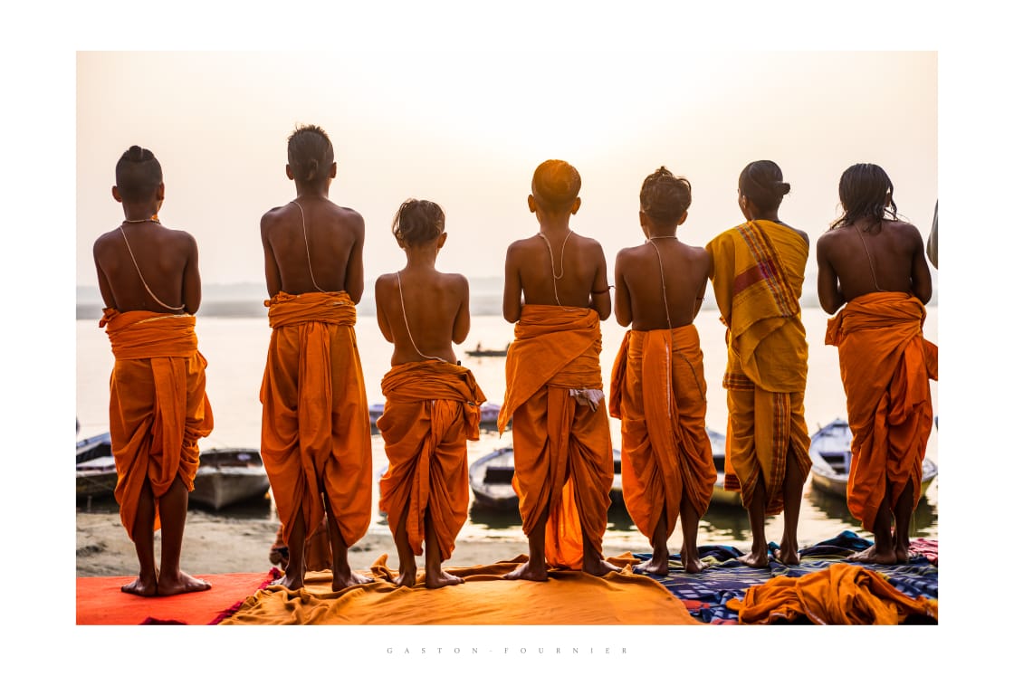 Una de las 27 imágenes. Pequeños monjes. Varanasi, India, 2020
Aprendices hindúes, de la corriente Hare Krishna, rezan al amanecer frente al sagrado rio Ganges. Foto: Gastón Fournier. 
