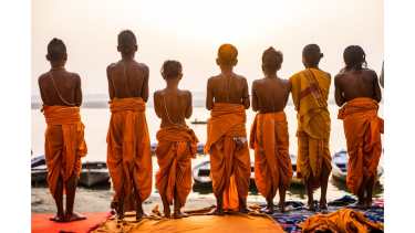 Una de las 27 imágenes. Pequeños monjes. Varanasi, India, 2020
Aprendices hindúes, de la corriente Hare Krishna, rezan al amanecer frente al sagrado rio Ganges. Foto: Gastón Fournier. 