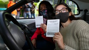 Video: Así se inauguró el auto vacunatorio covid en pleno centro de Roca
