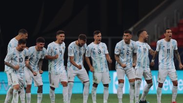 Los jugadores argentinos, con Messi a la cabeza, vibrando con los penales que atajaba Dibu Martínez. 