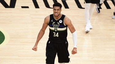 Giannis Antetokounmpo marcó 50 de los 105 puntos de Milwaukee en  el partido de la consagración. 