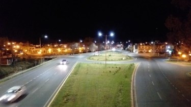 El nuevo sistema de iluminación comenzó a instalarse en el sector de la rotonda de acceso a Villa Regina. (Foto gentileza)