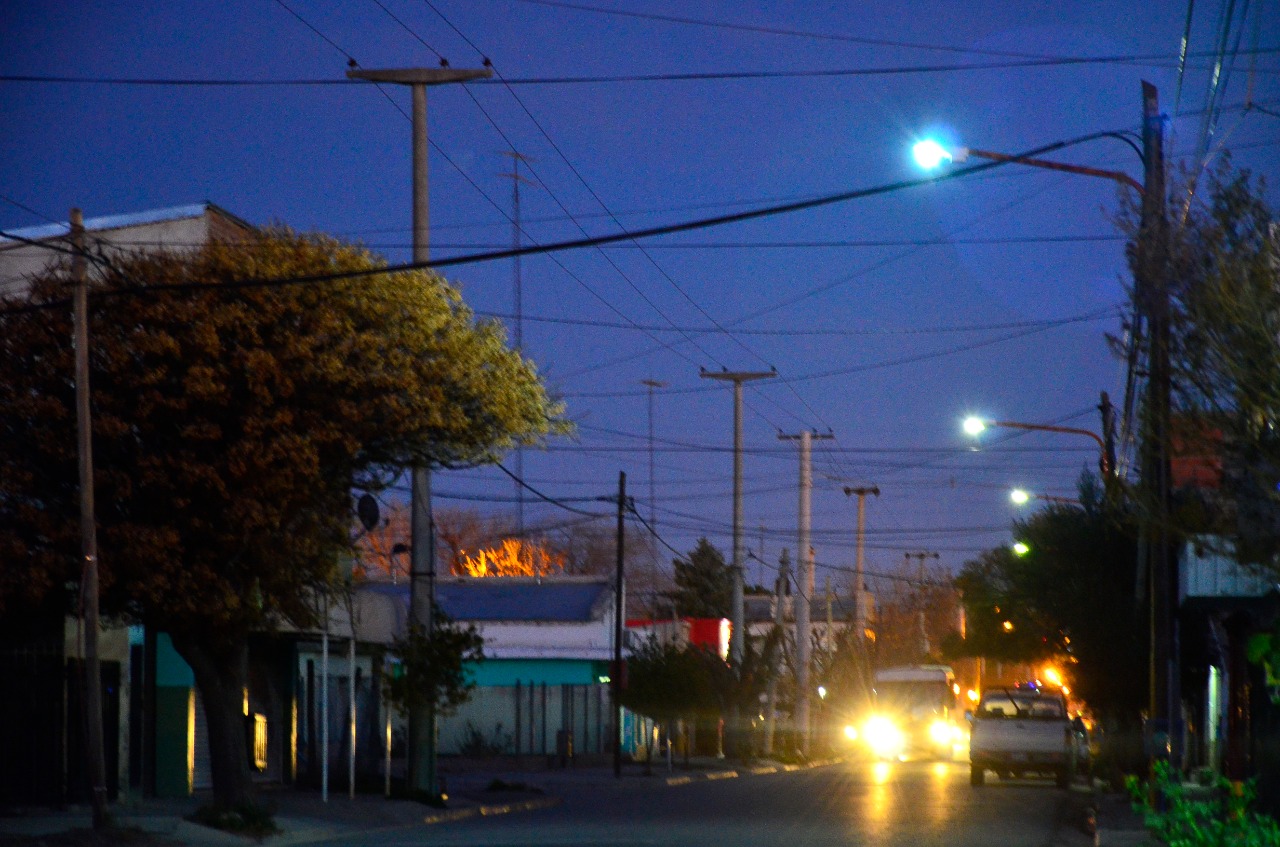 Vialidad Nacional entregó 150 equipos de luces led para el tramo de la Ruta 22 en Regina. (Foto Néstor Salas)