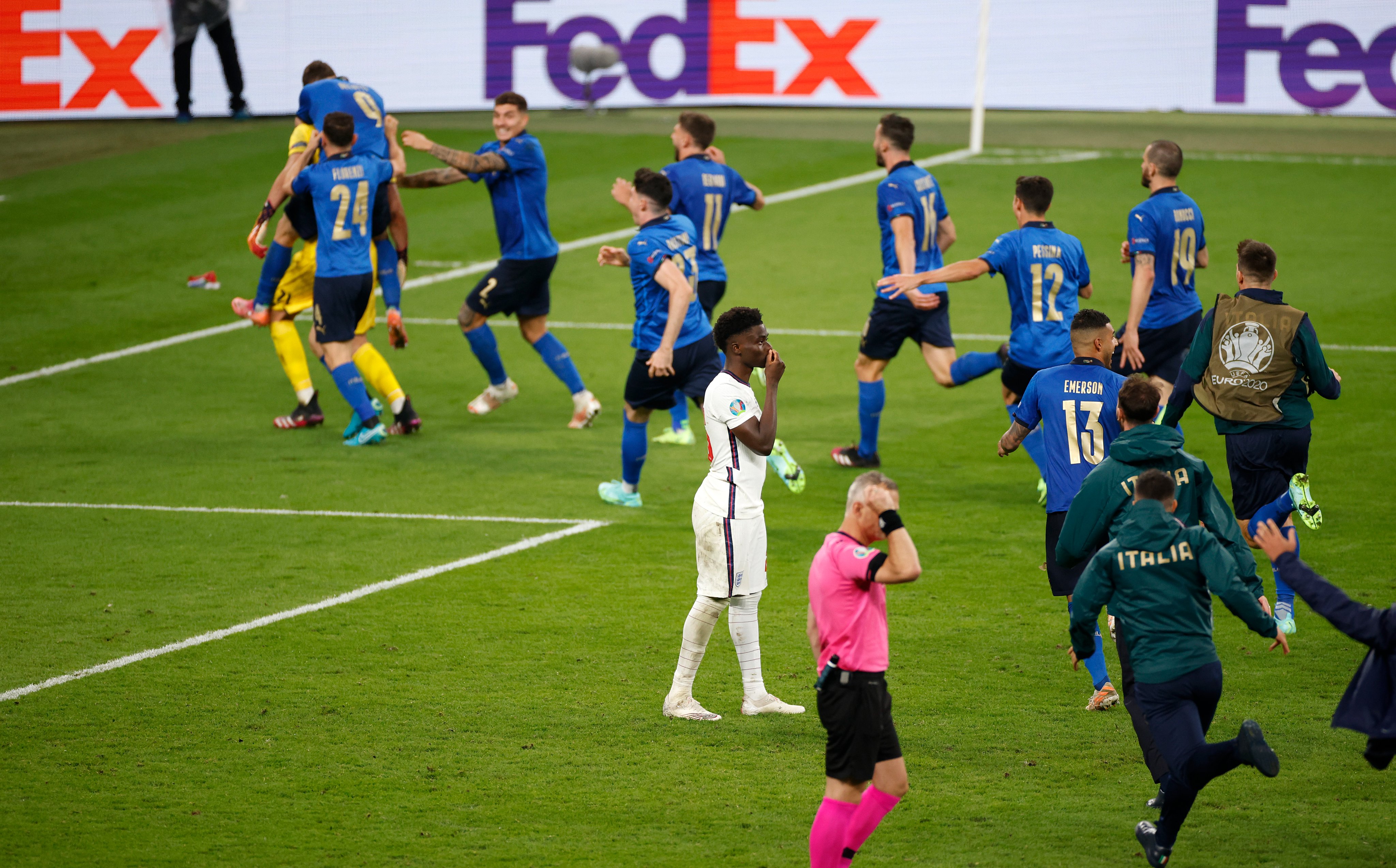 Festejo italiano, desazón inglesa. Donnarumma atajó el penal decisivo e Italia disfruta ser campeón de la Euro. 