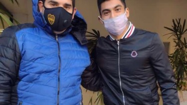 Después de hacerse la revisión médica, Ramírez se sacó una foto con un hincha de Boca. 