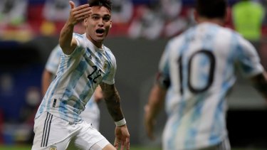 Lautaro Martínez festeja el 1-0 con Lionel Messi, quien dio su quinta asistencia de la Copa. 