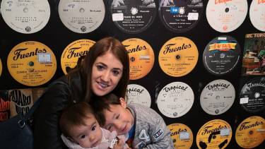 Maia, junto con sus hijos de 3 y 5 años, podrá regresar a Bariloche. Foto: gentileza